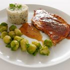 Putenschnitzel mit Reis und Rosenkohl