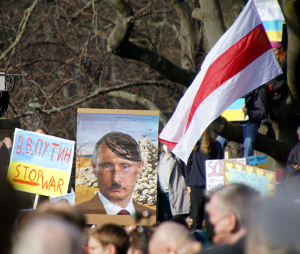 Putler neben der Widerstandsfahne von Belarus