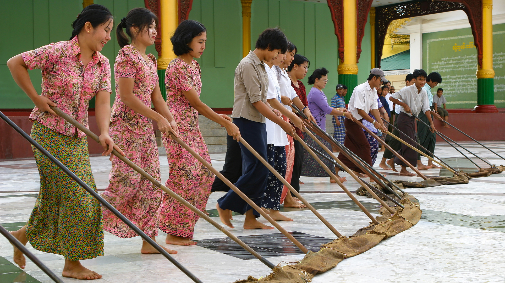 Putztrupp in der Shwedagon-Pagode