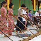 Putztrupp in der Shwedagon-Pagode