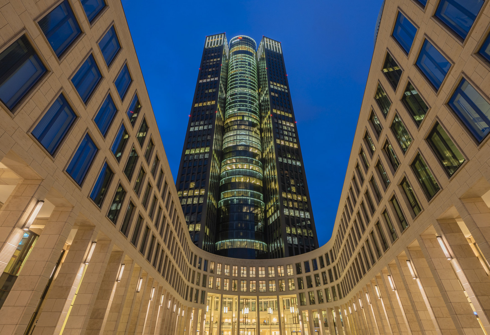 pwc-foto-bild-morgend-mmerung-frankfurt-hochhaus-bilder-auf