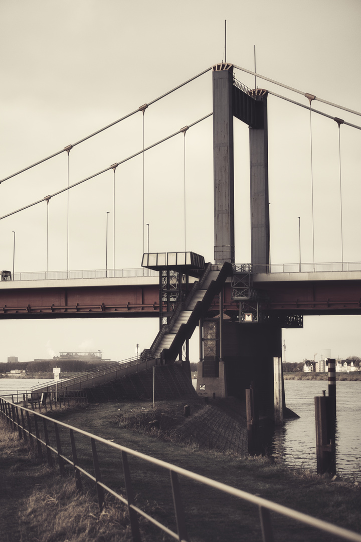 Pylon an der Friedrich-Ebert-Brücke in Duisburg-Ruhrort