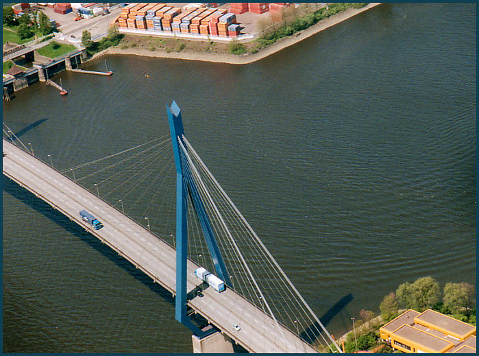 Pylon aus der Luft/Köhlbrandbrücke/Hamburg