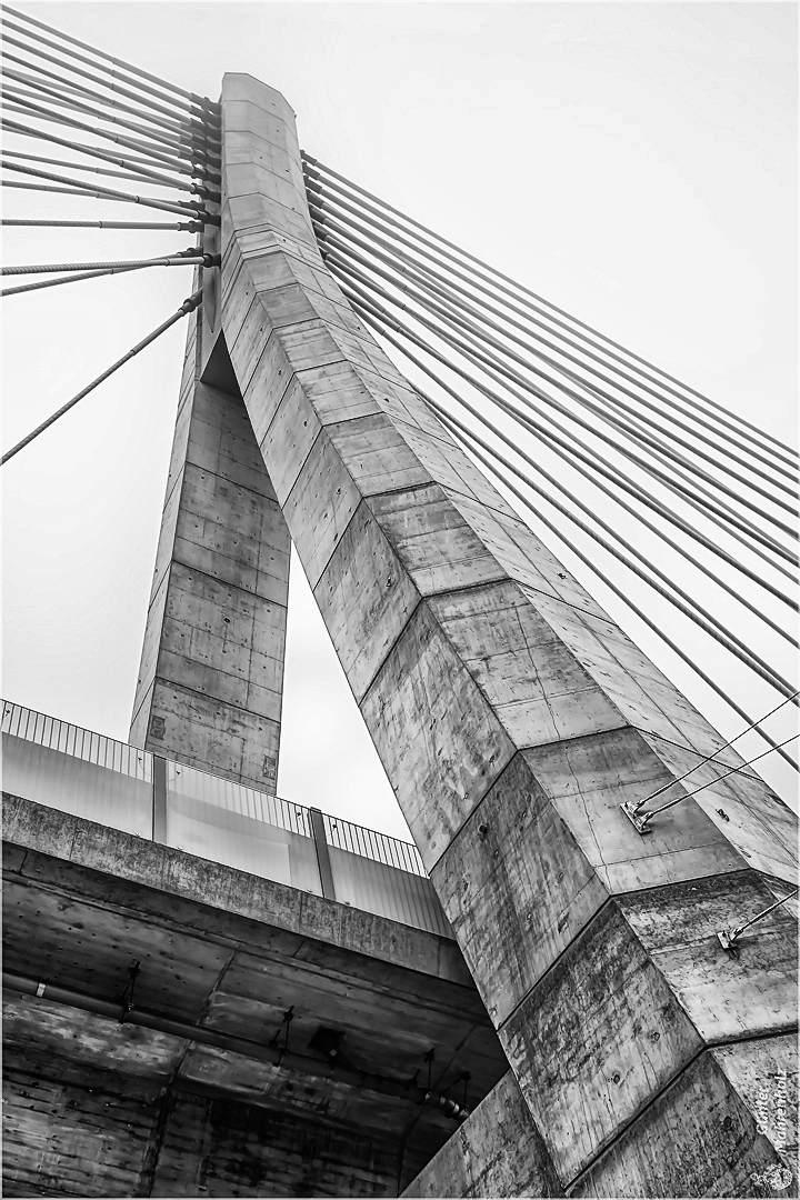 Pylon der Elbauenbrücke