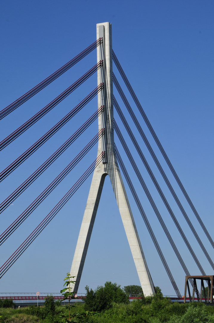 Pylon der neuen Rheinbrücke bei Wesel