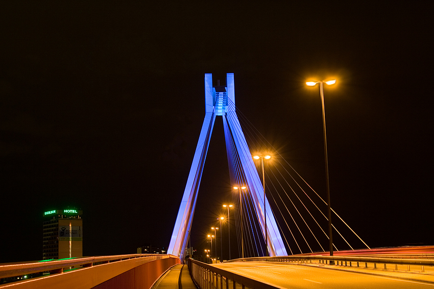 Pylon in blau