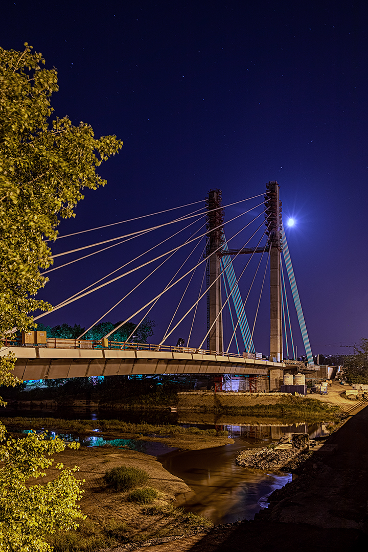 Pylon mit Mond...