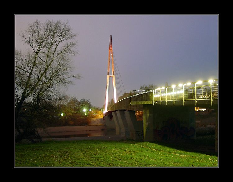 Pylonbrücke bei Nacht