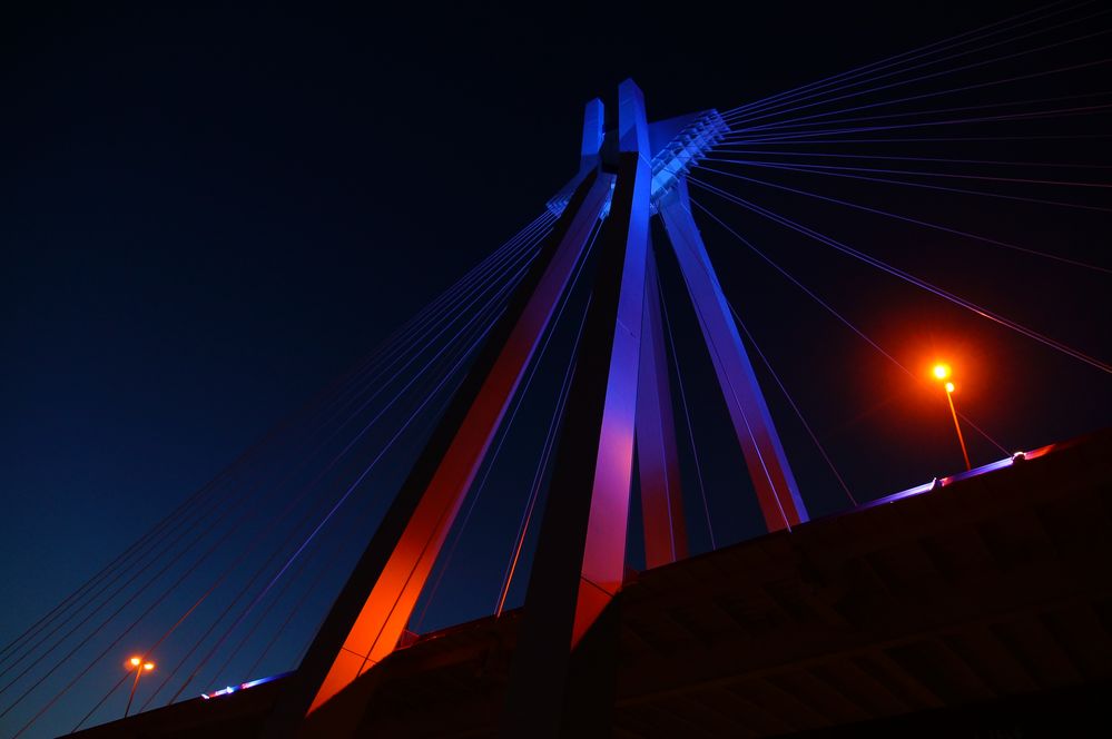 Pylonbrücke bei Nacht