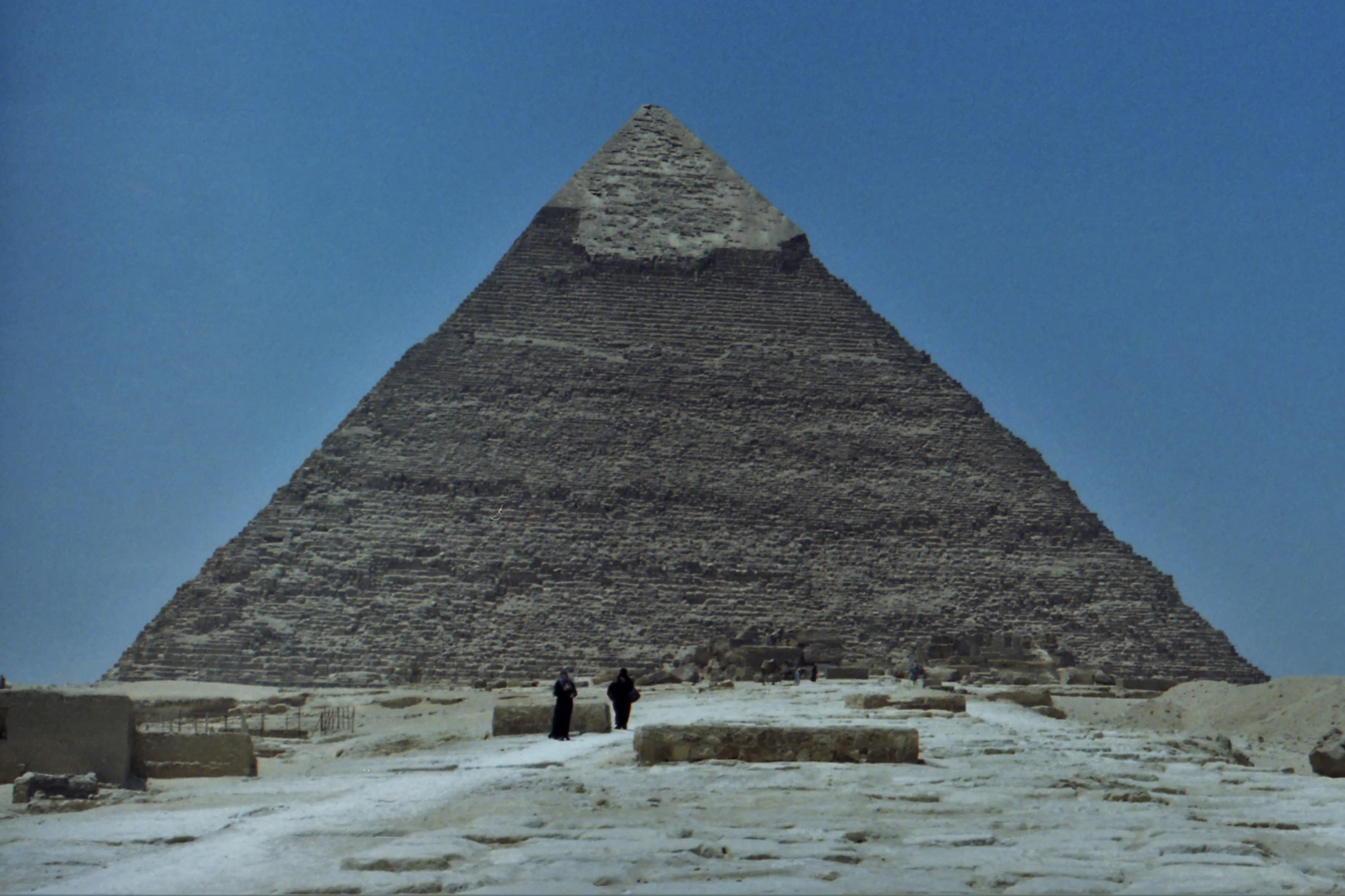 Pyramid of Khafre and paved the way for her. (Chephren(Khafre) in 2558 and 2532 BC. E.)