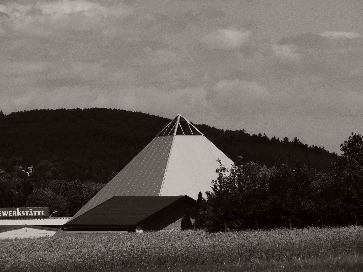 Pyramide als Garage