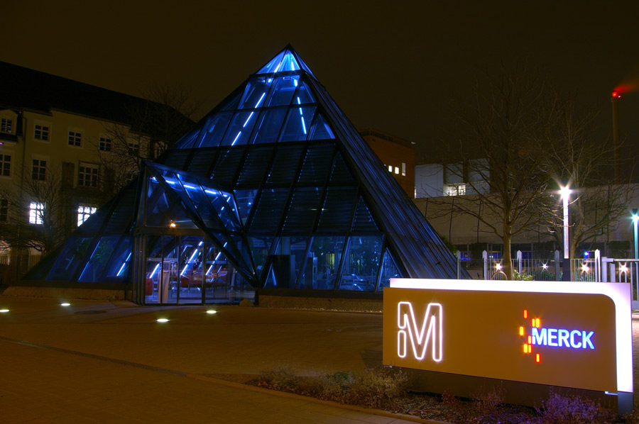 Pyramide am Haupteingang der Firma Merck