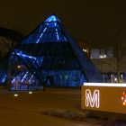 Pyramide am Haupteingang der Firma Merck