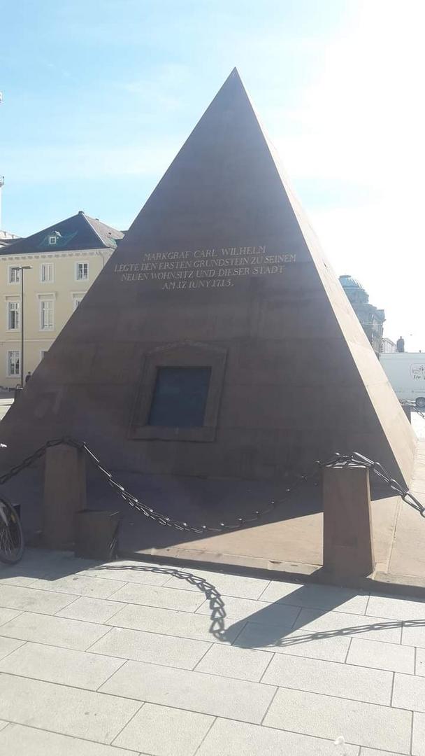 Pyramide auf dem Karlsruher Marktplatz