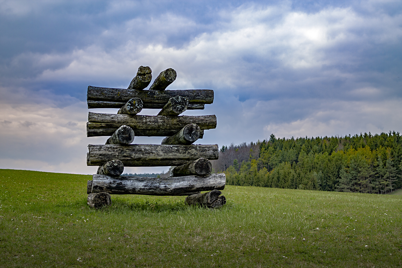 Pyramide aus Stämmen bei Leibertingen