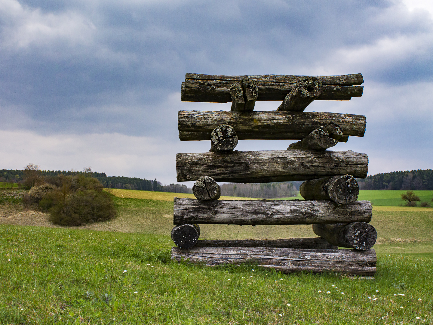 Pyramide aus Stämmen bei Leibertingen