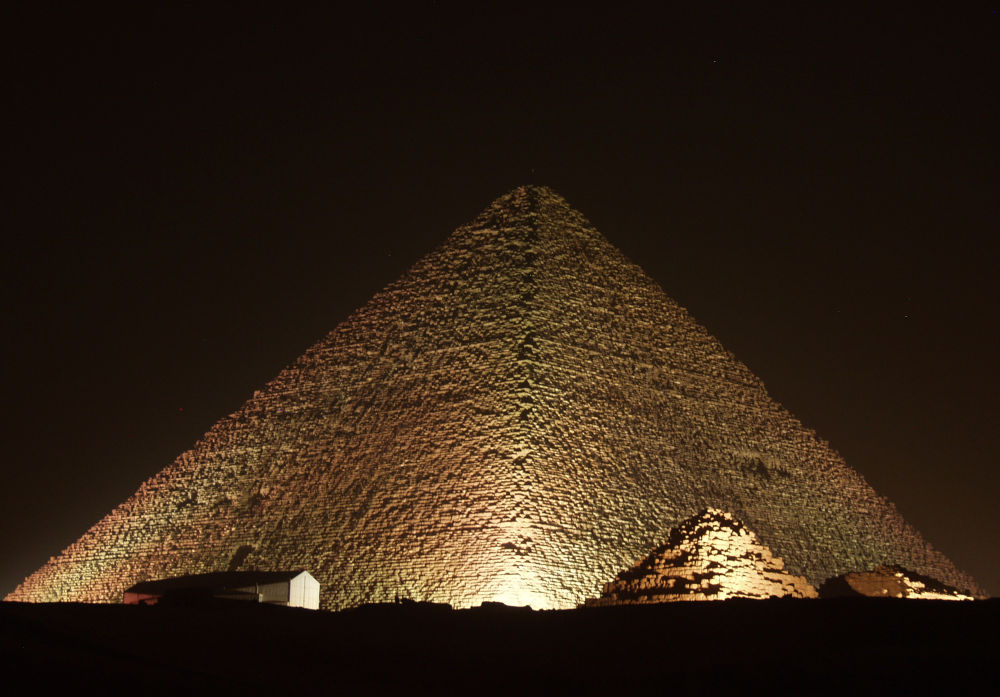 Pyramide bei Nacht