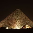 Pyramide bei Nacht