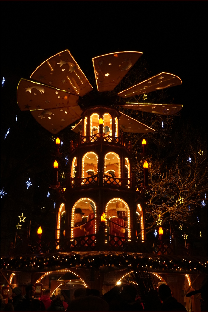 Pyramide bei Nacht