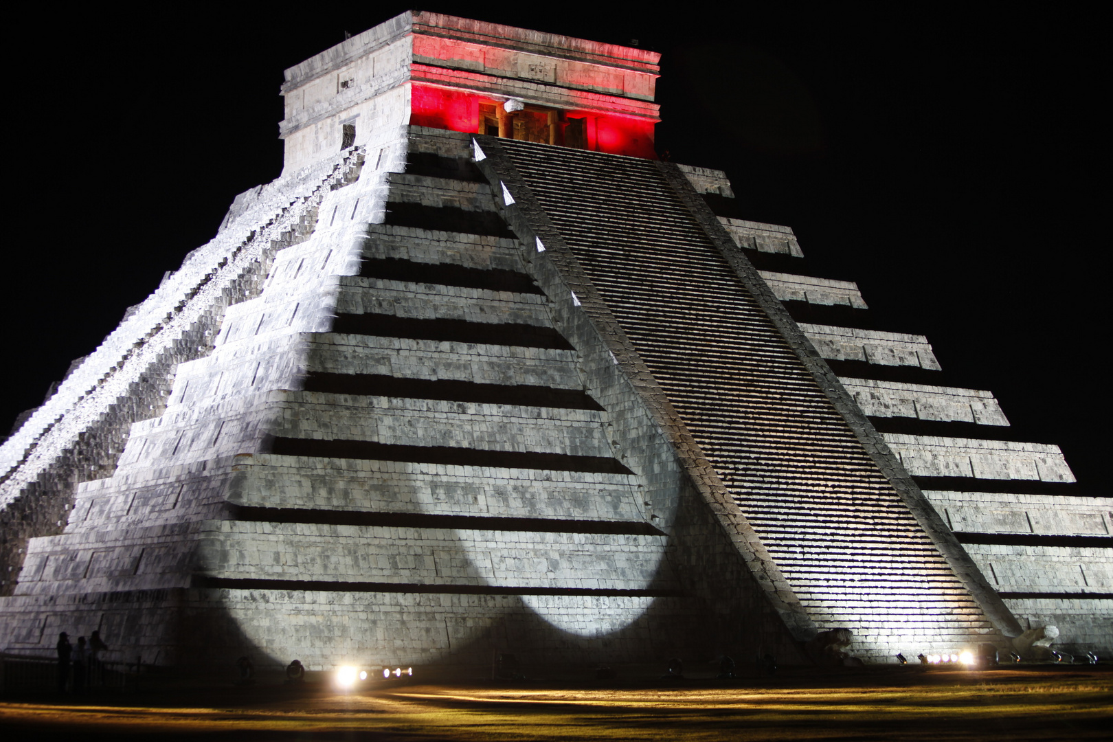 Pyramide bei Nacht