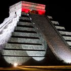 Pyramide bei Nacht