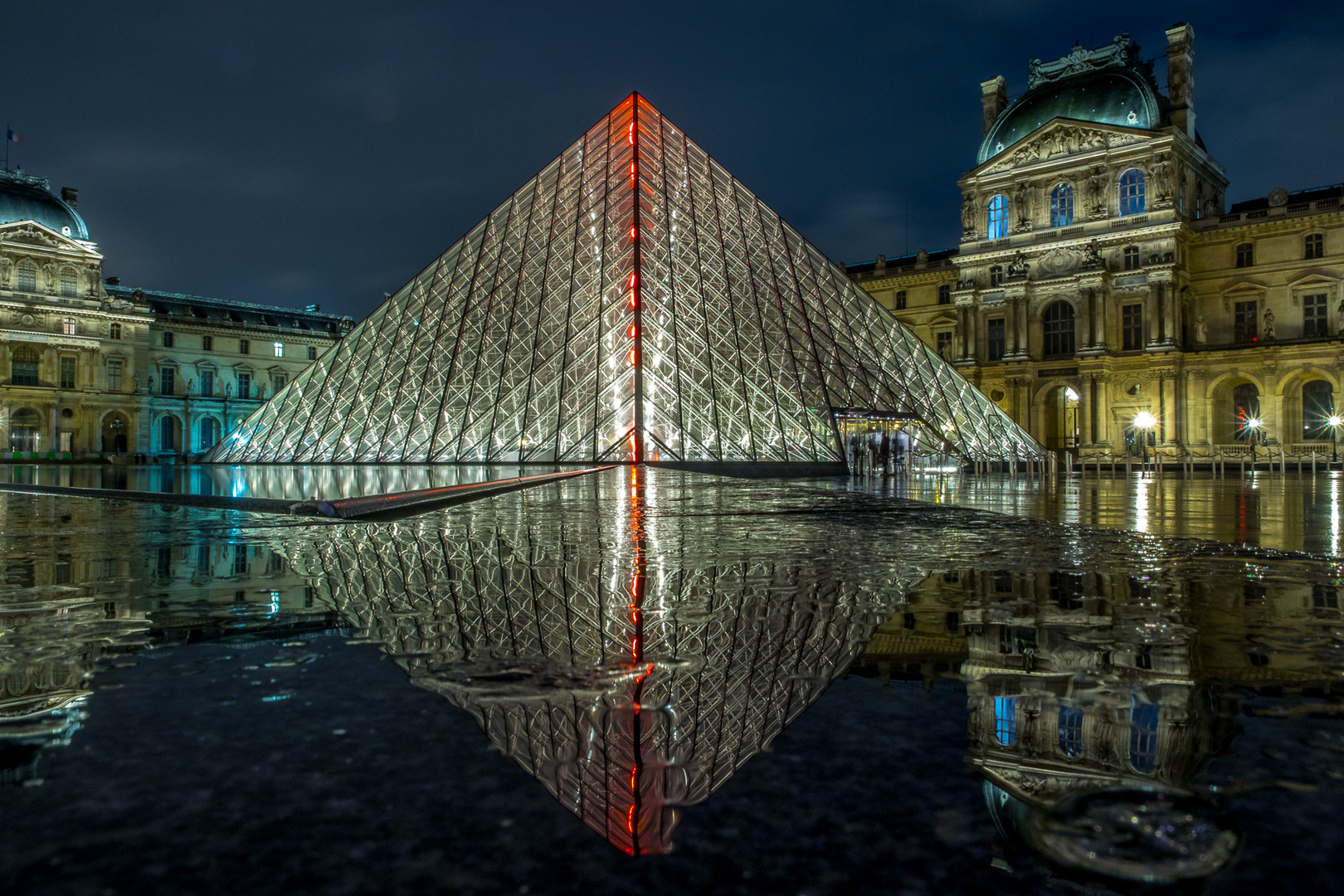 Pyramide beim Louvre