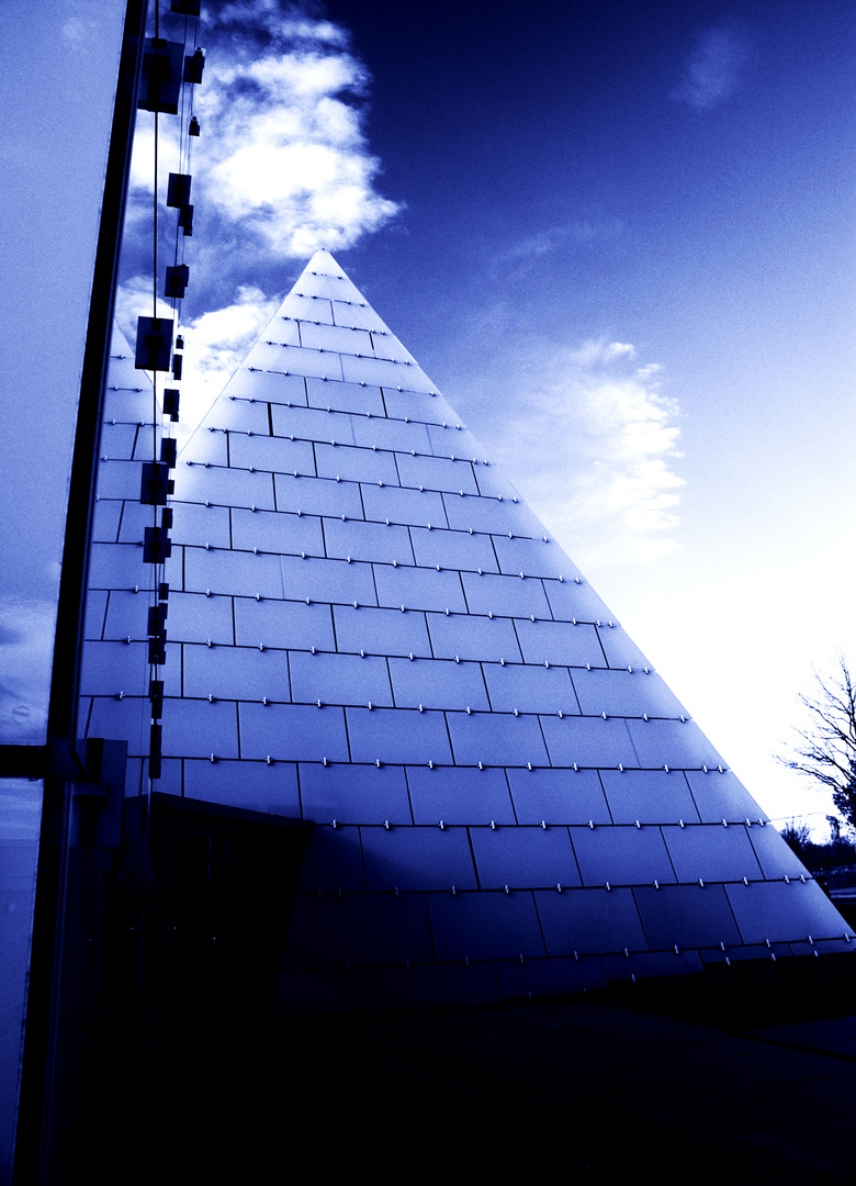 Pyramide Blau