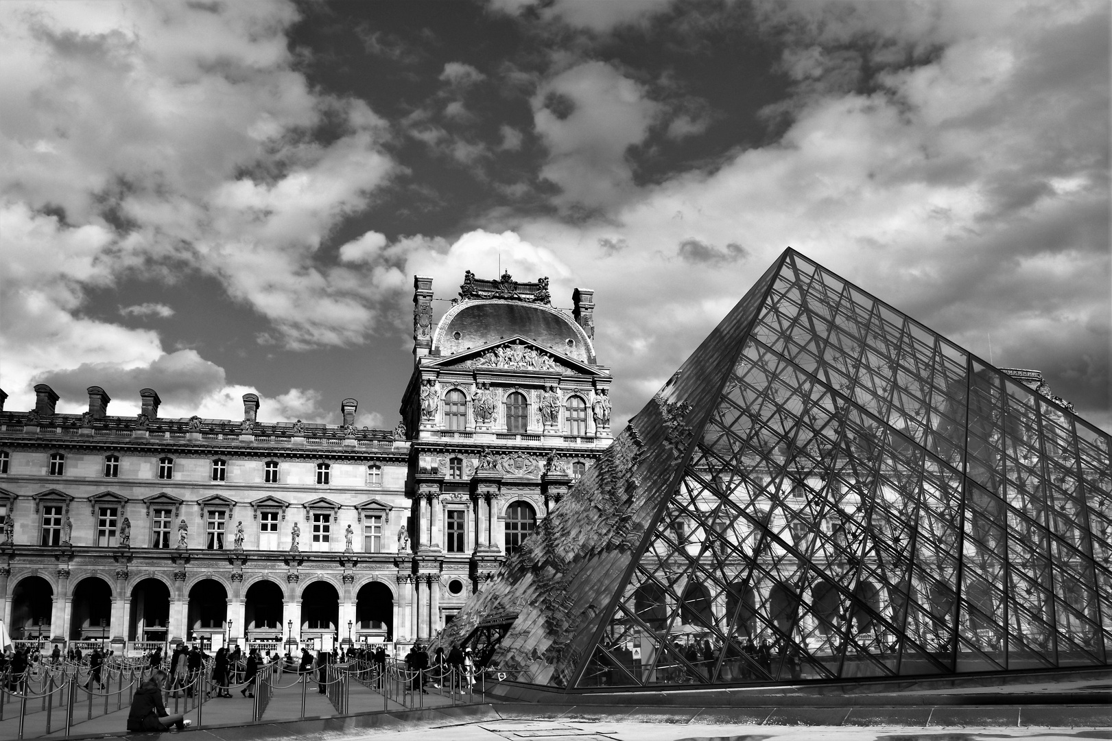 Pyramide du Louvre