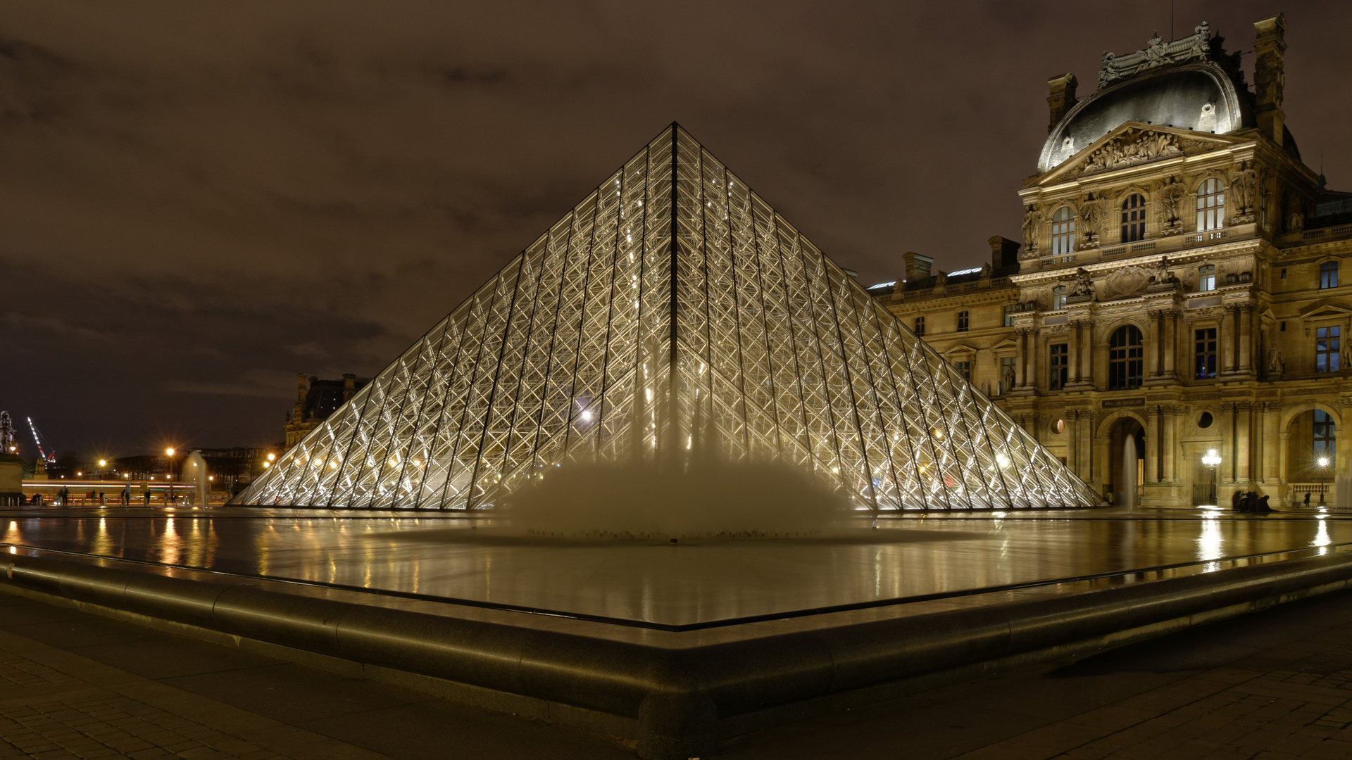 Pyramide du Louvre