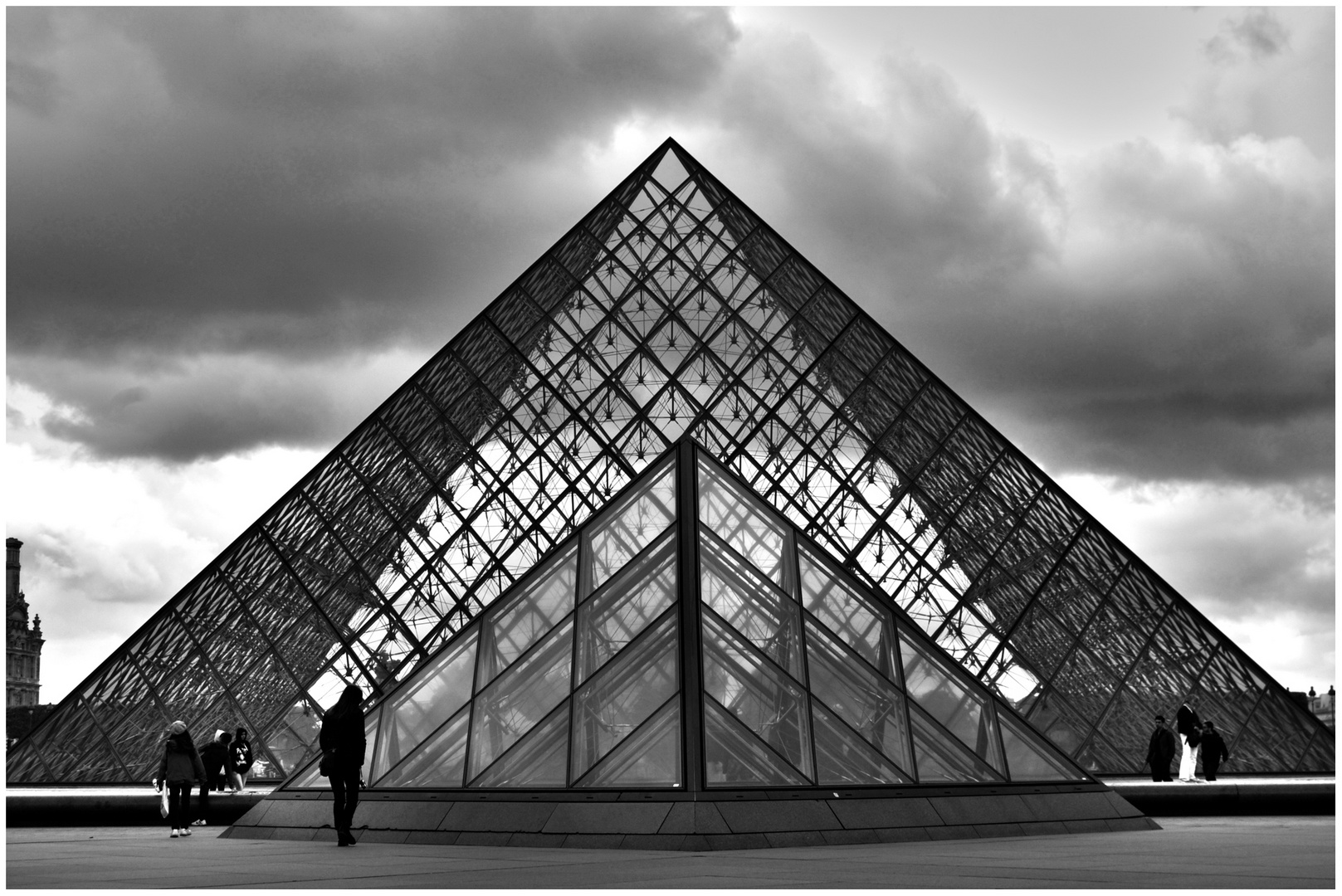 Pyramide Du Louvre