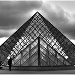 Pyramide Du Louvre