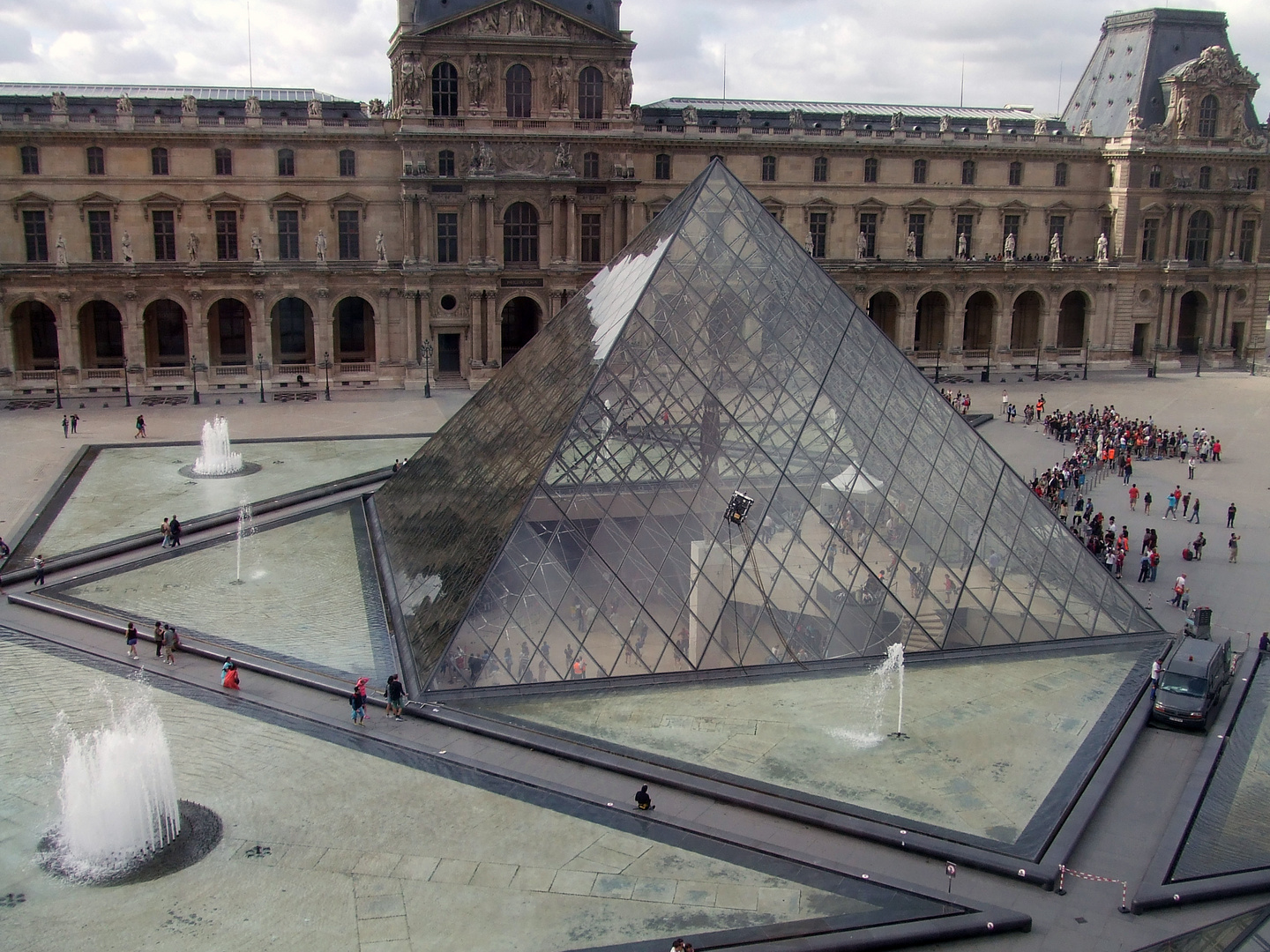 Pyramide du Louvre