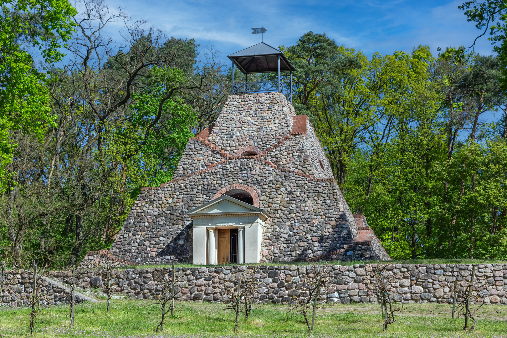 Pyramide Garzau