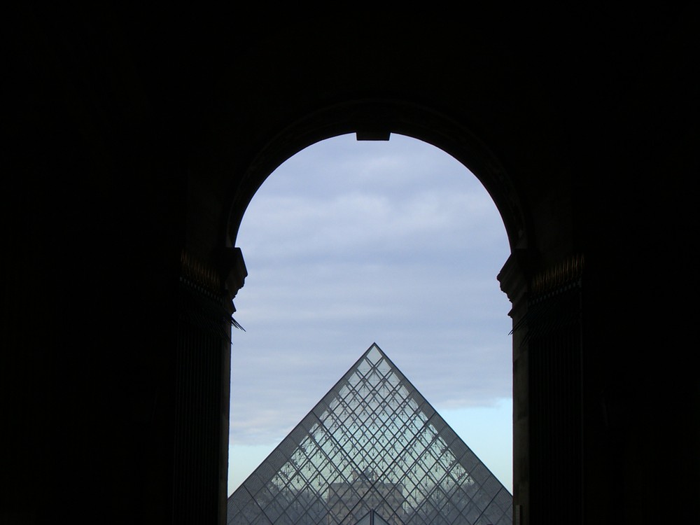 Pyramide im Bogen