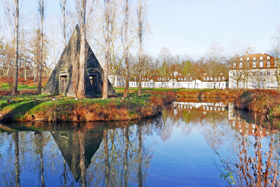 Pyramide im Parkteich Wilhelmsbad (Hanau)