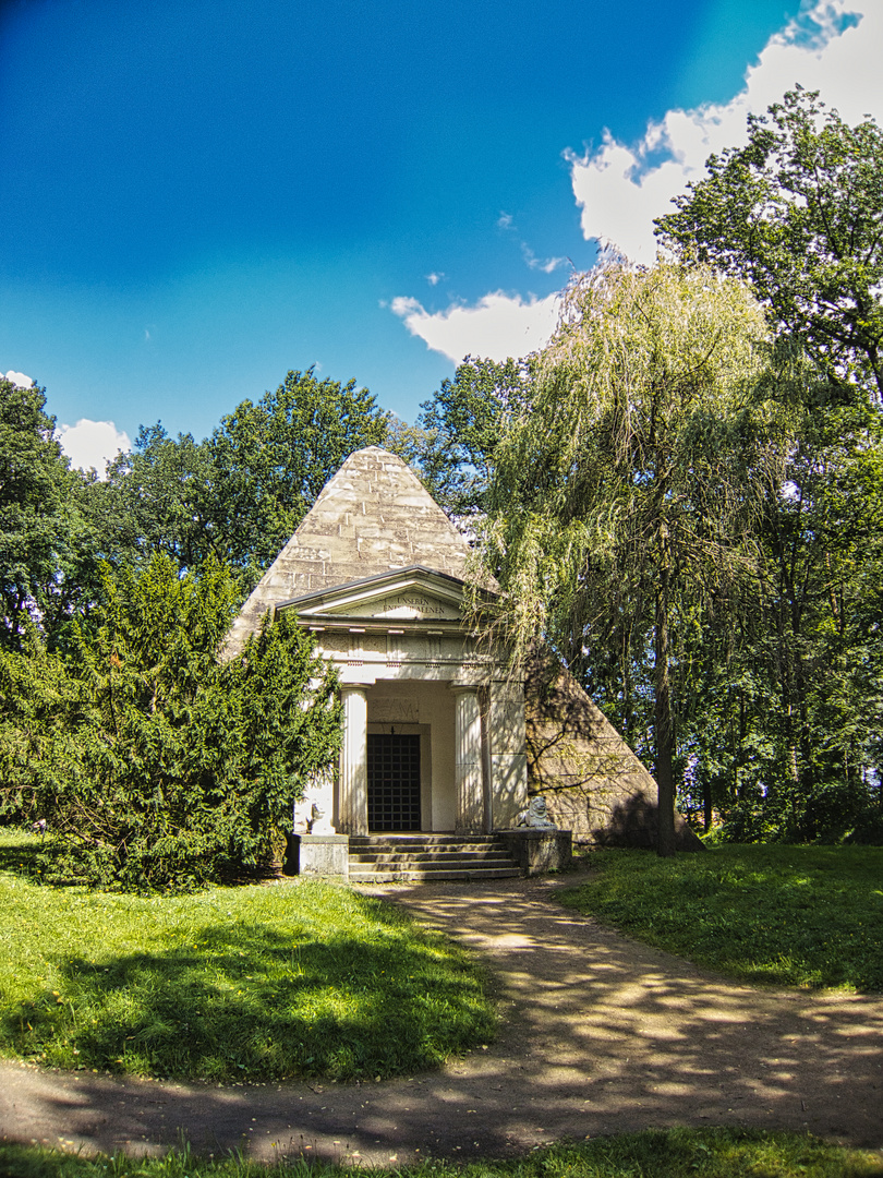 Pyramide im Schlosspark Machern bei Leipzig