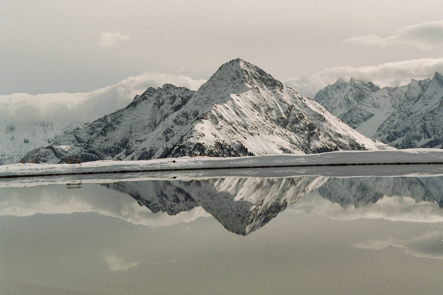 Pyramide im Schnee