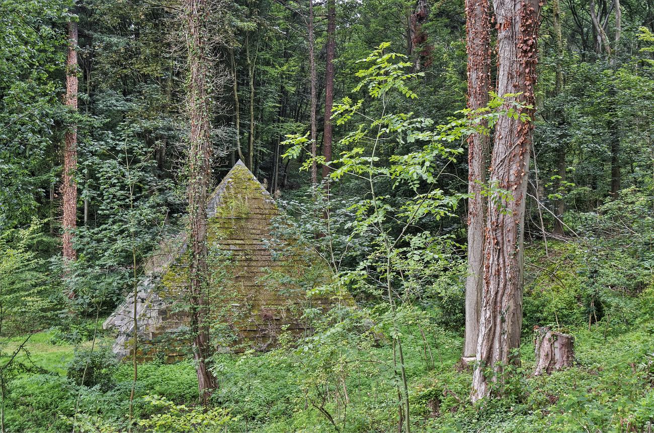 Pyramide im Wald