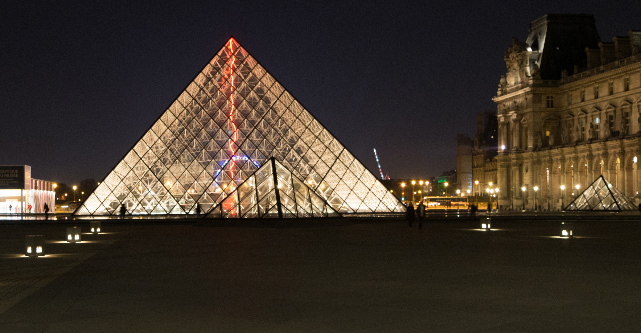 Pyramide in der Nacht 2