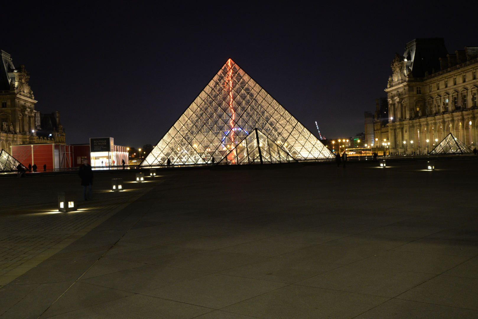 Pyramide in der Nacht