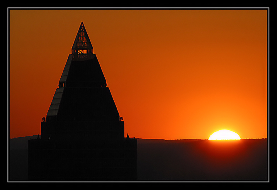 Pyramide in Frankfurt ? (reload)