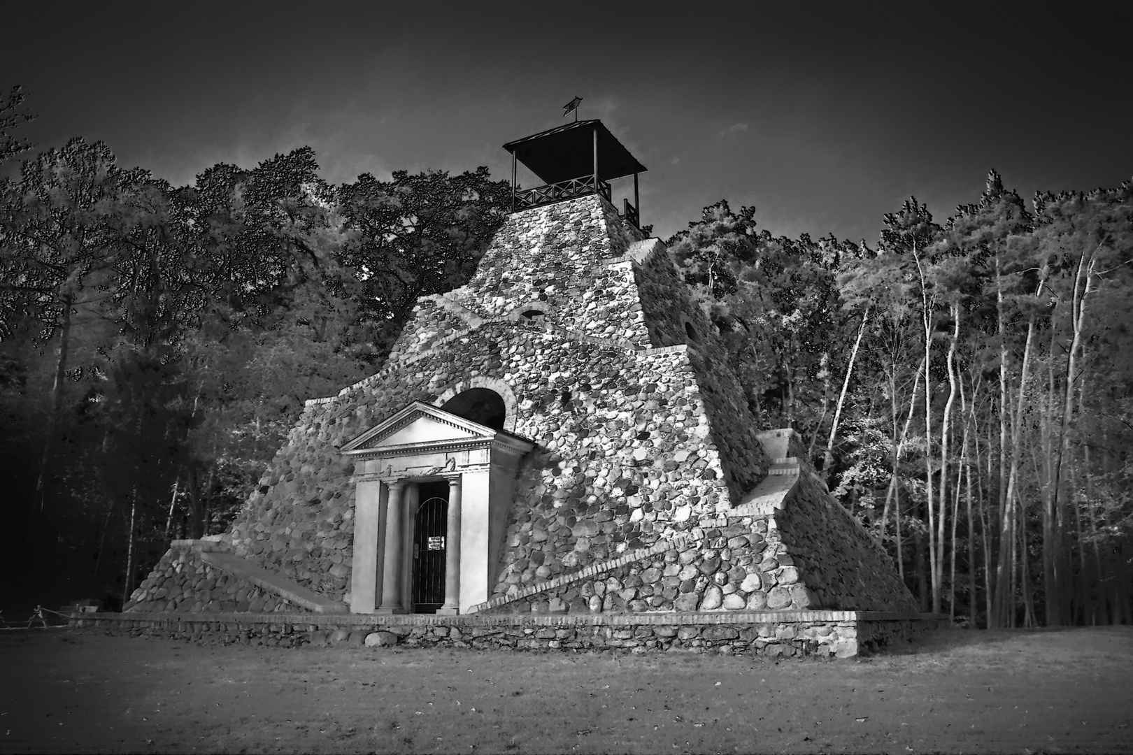 Pyramide in Garzau