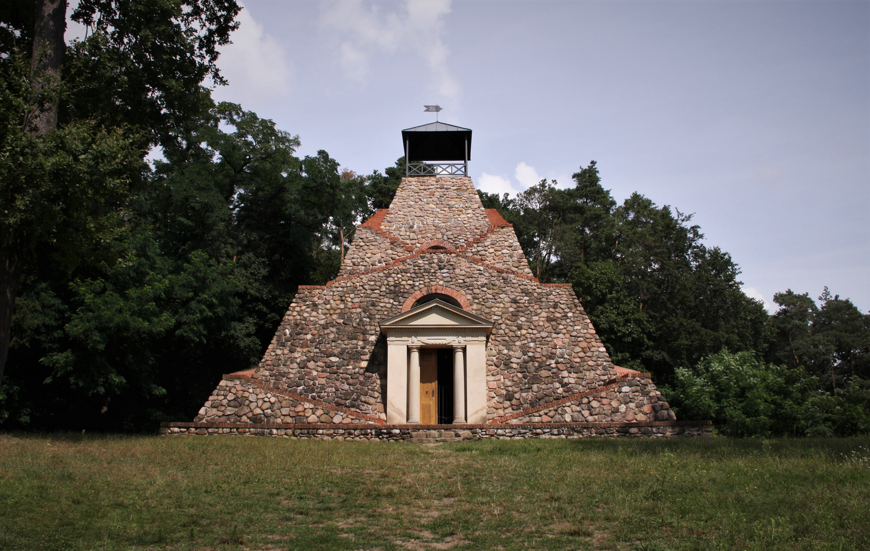 Pyramide in Garzau