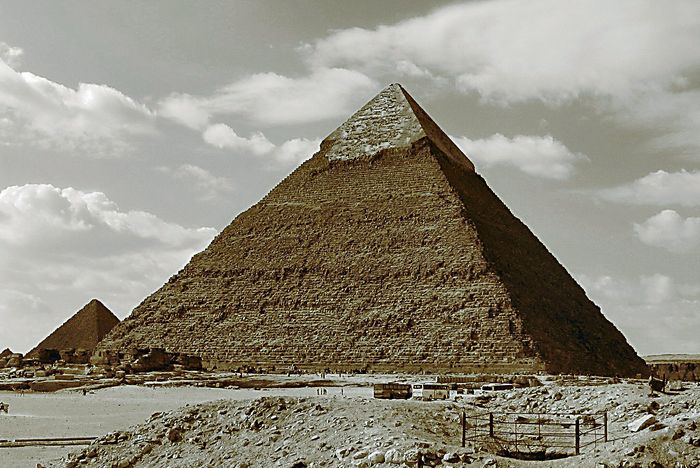 Pyramide in (SEPIA)