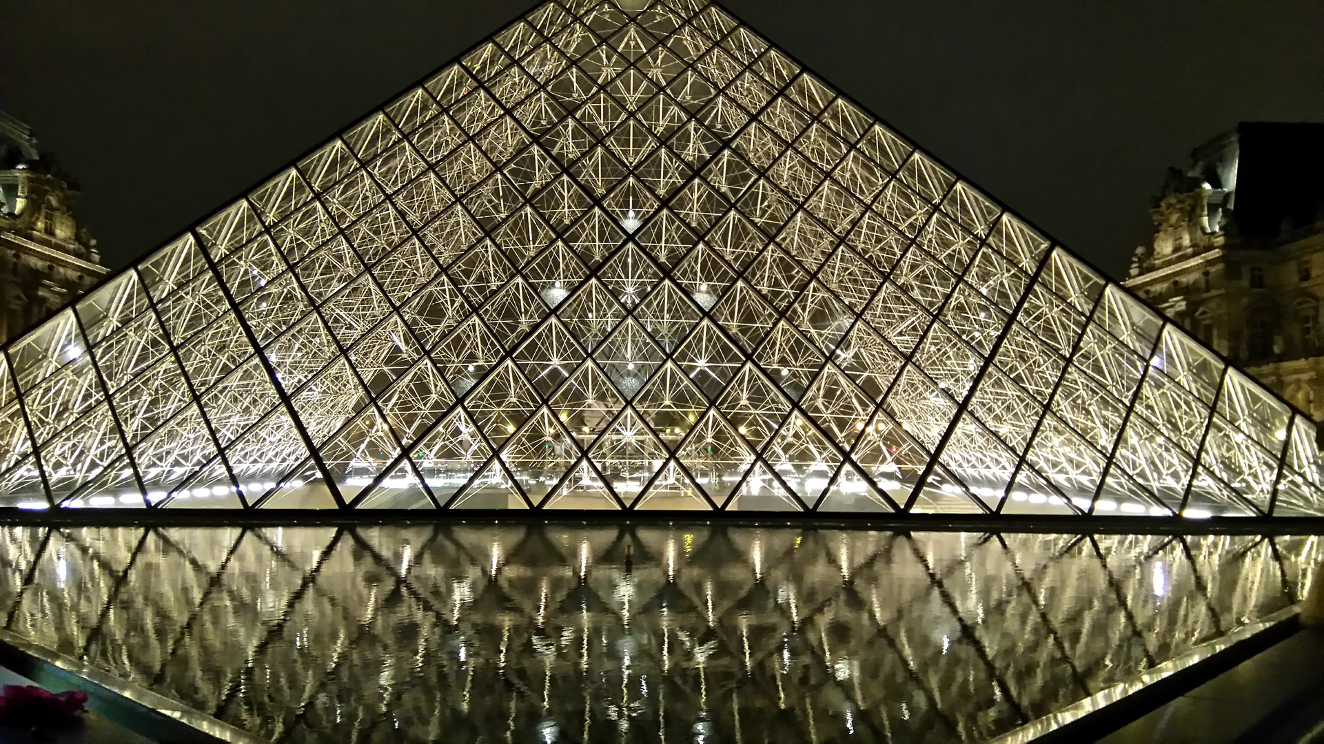 Pyramide Louvre Paris