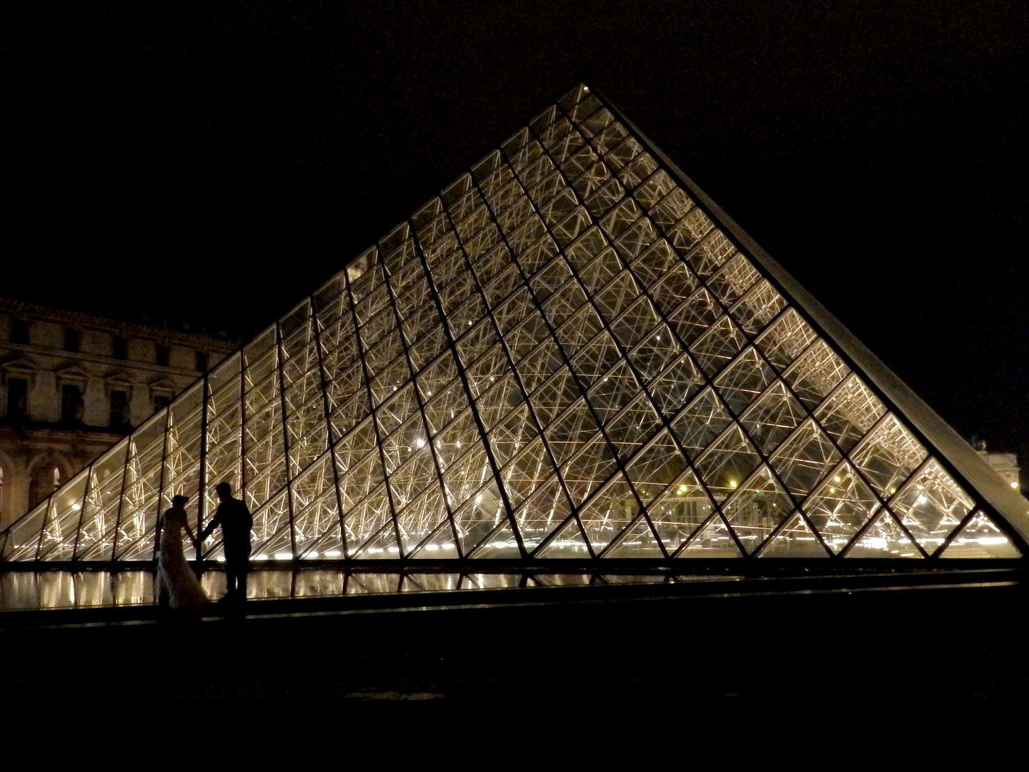 Pyramide Louvre Paris mit Brautpaar