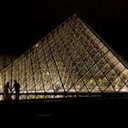 Pyramide Louvre Paris mit Brautpaar