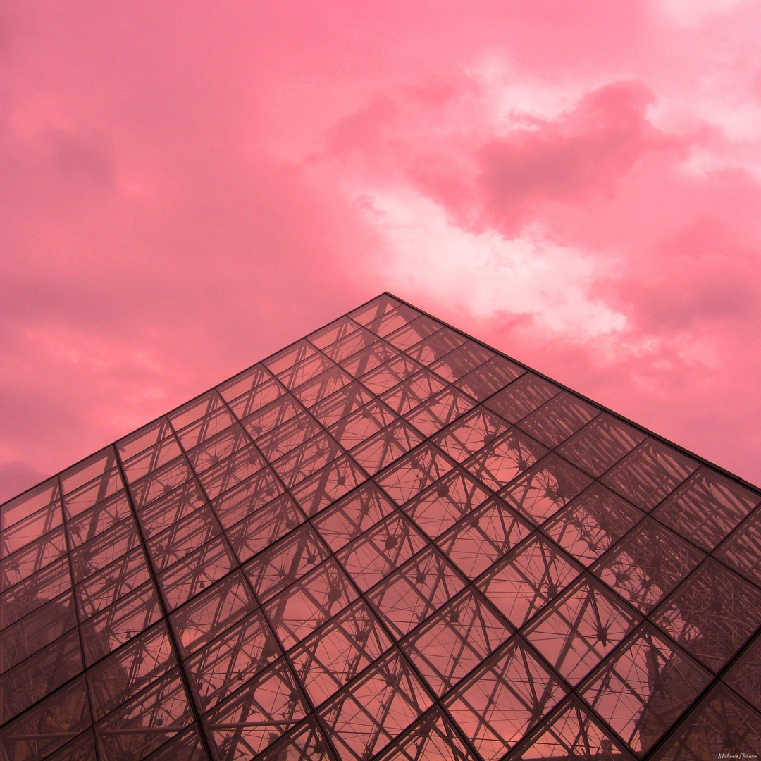 Pyramide rouge du Louvre, Paris, France