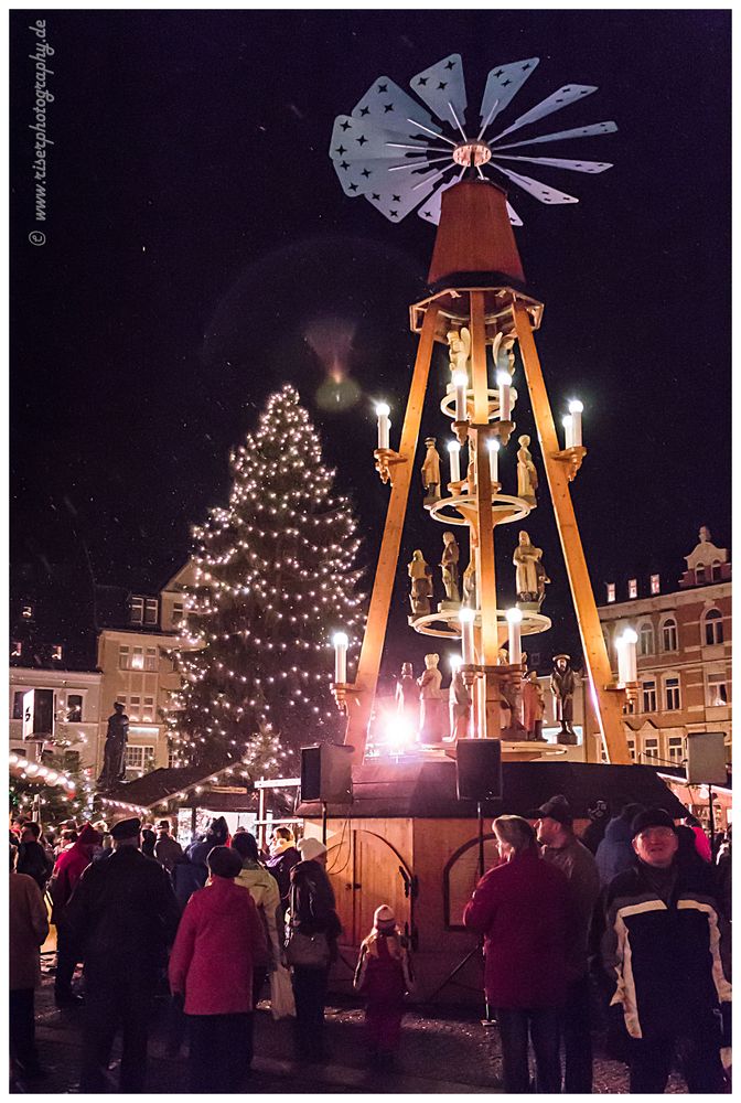 Pyramide und Weihnachtsbaum auf dem Weihnachtsmarkt in Annaberg-Buchholz