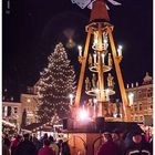 Pyramide und Weihnachtsbaum auf dem Weihnachtsmarkt in Annaberg-Buchholz